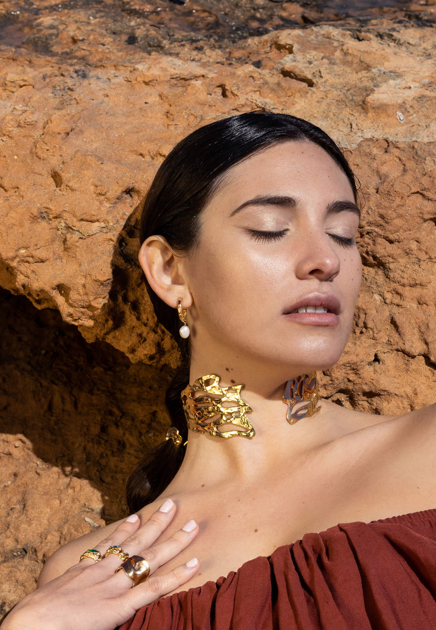 Choker etnico bañado en oro grande con diferentes ondas y texturas