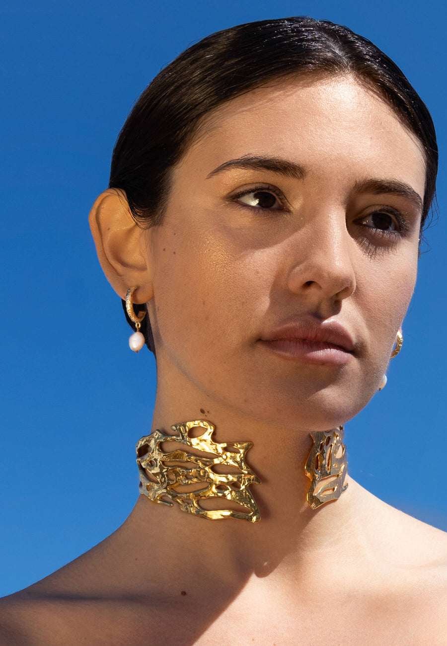 Choker etnico dorado grueso de LAVANI Jewels