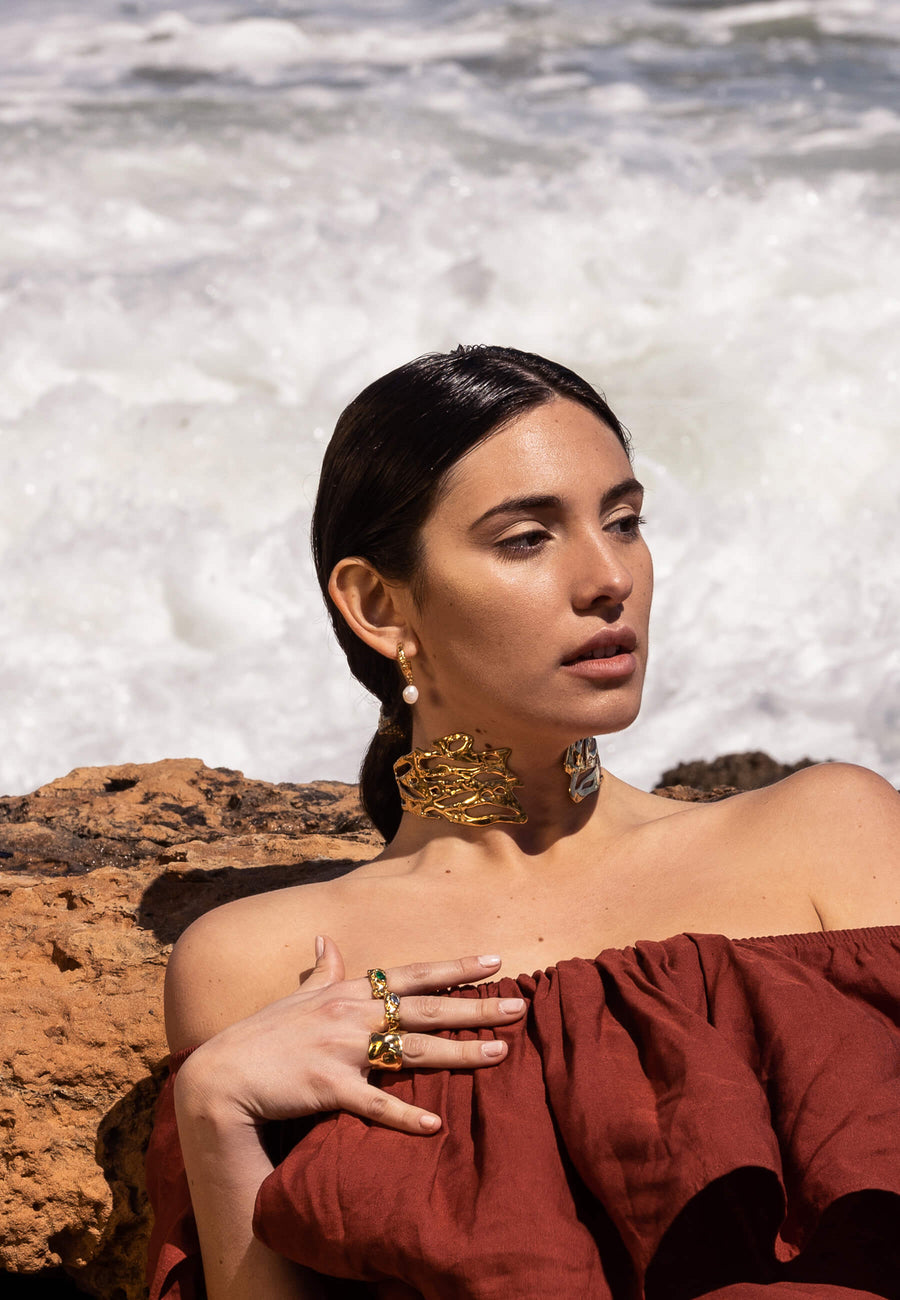 Choker etnico dorado con abertura frontal