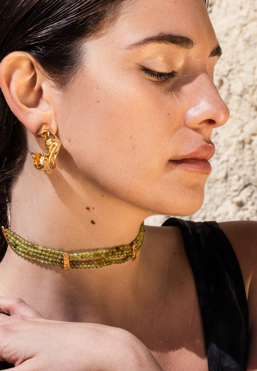 Choker de piedras verde con cuatro filas de cuentas hechas con piedras