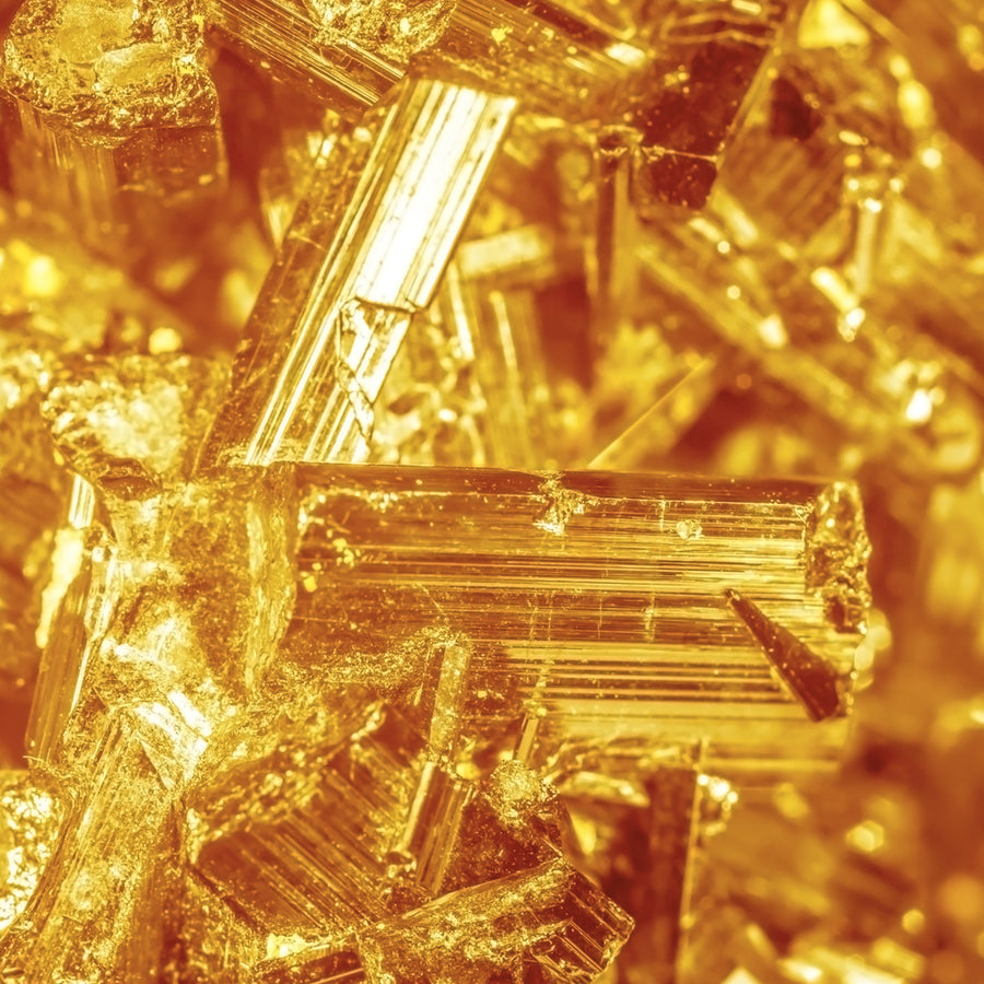 Textura de piedra citrino de pendientes de cristal de colores bañados en oro