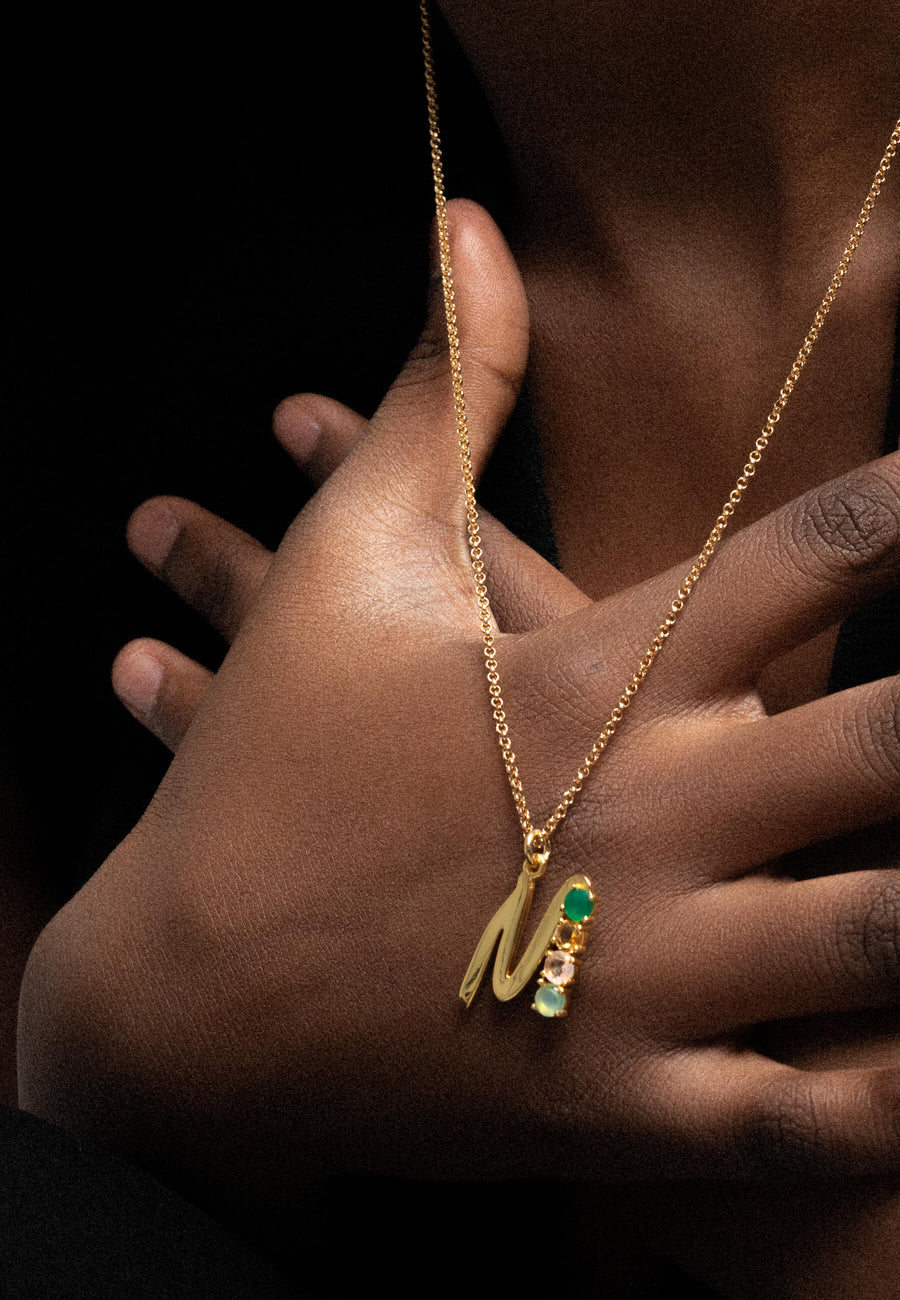 Collar con letra M y piedras naturales
