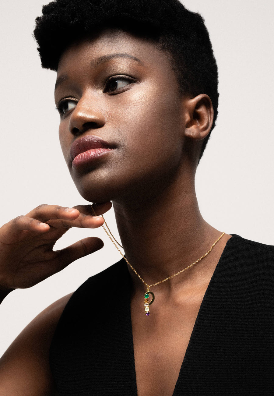 Collar con letra P y piedras naturales