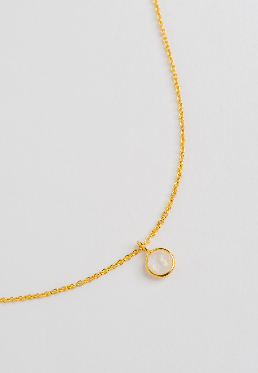 Collar de piedra luna rainbow de Lavani Jewels con cadena dorada