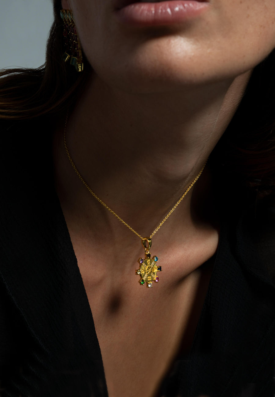 collar dorado de moneda o collar de rueda de la fortuna con simbología del tarot y bordeado por piedras multicolor Lavani