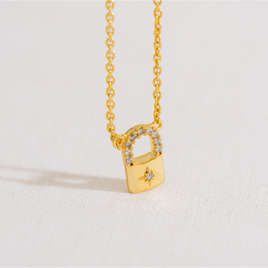 Colgante con candado dorado visto desde cerca
