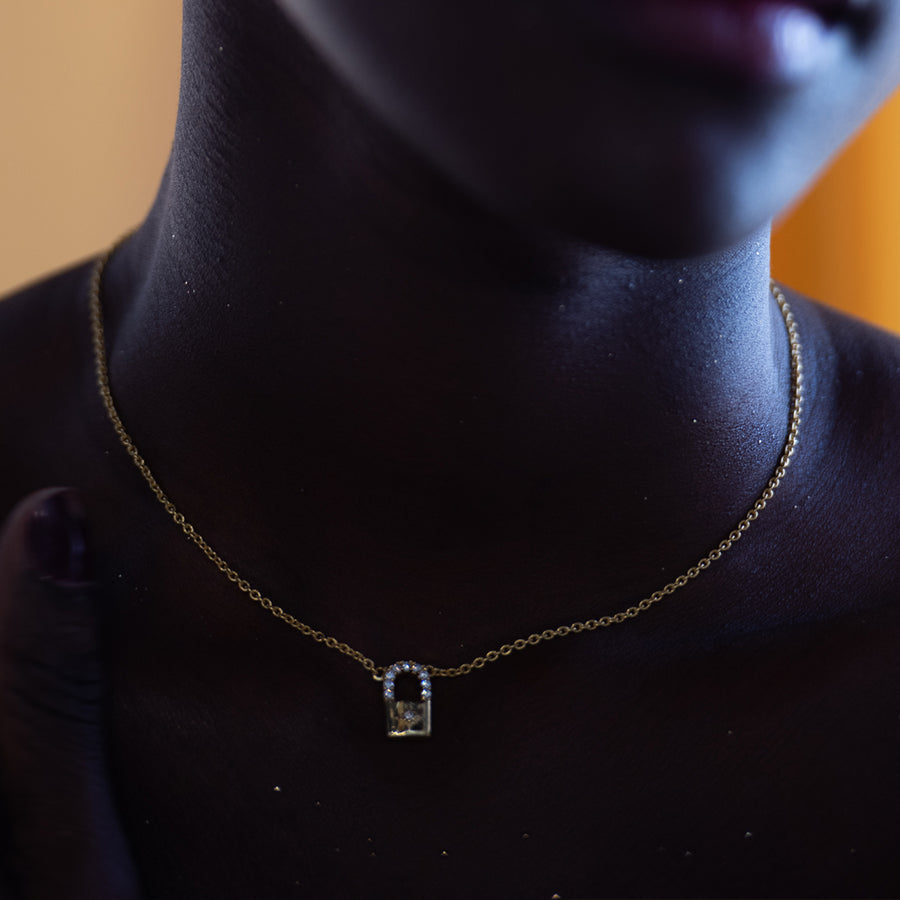 Colgante con Candado dorado y circonitas