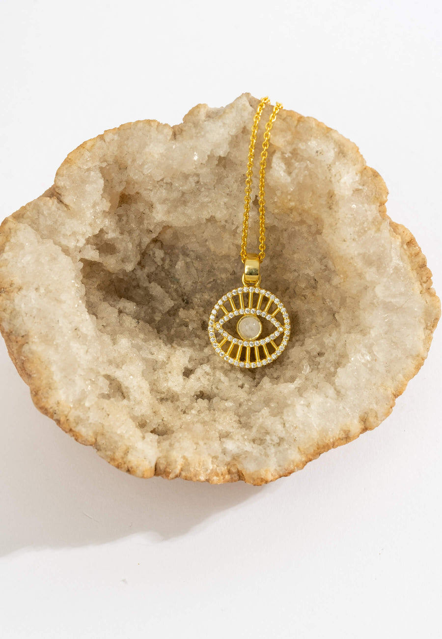bodegón de collar de ojo turco bañado en oro de 18 quilates sobre cuarzo natural semiprecioso de lavani jewels