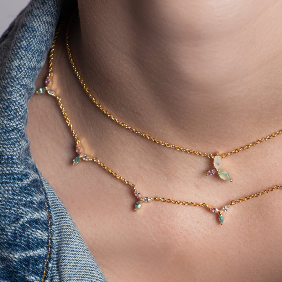 Modelo con Collar Siva y Colgante Denali de Lavani Jewels