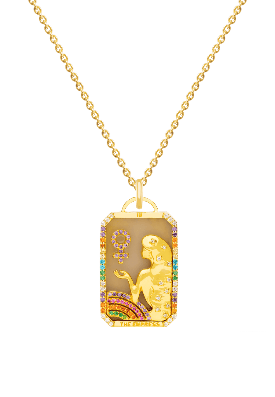 colgante de carta del tarot la emperatriz con fondo de ágata, figura de mujer tallada a mano con circonitas que la rodean y baño de oro de 18 quilates