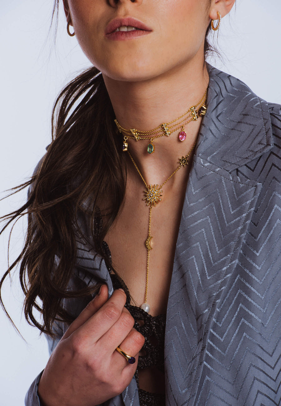 choker dorado triple con piedras de colores combinado con collar de estrella con luna bañados en oro de 18 quilates