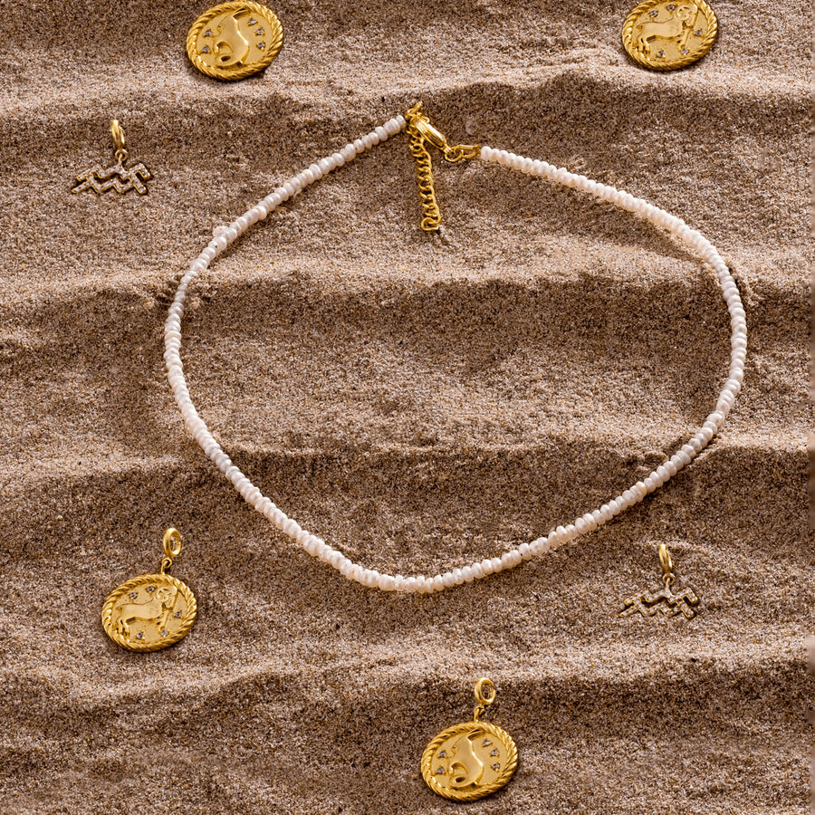 Collar dorado de perlas pequeñas de Lavani Jewels