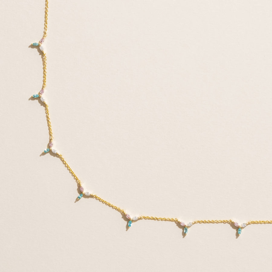 Collar Siva dorado con piedras preciosas que forman una hojas de loto