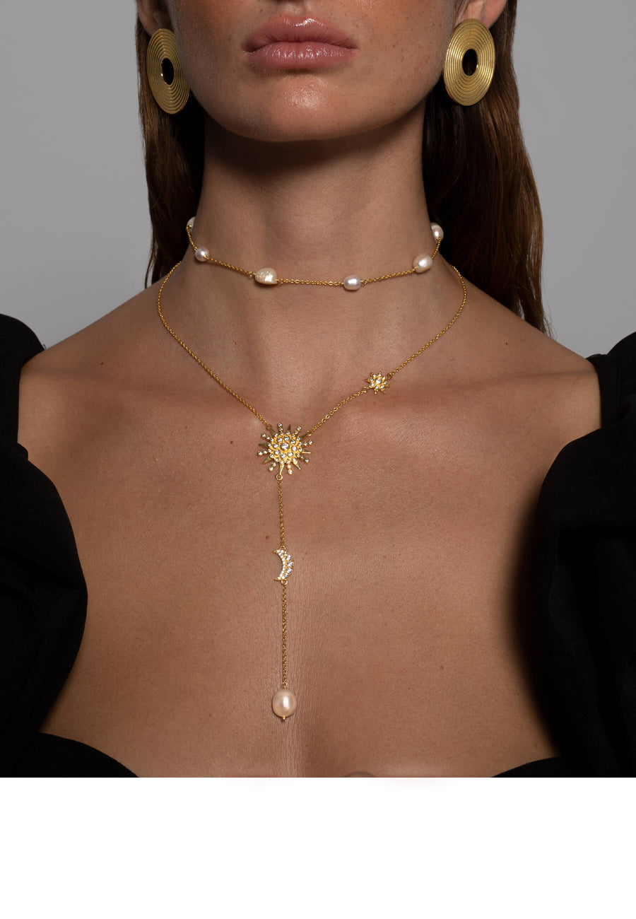 Collar de estrella dorado con circonitas y perlas