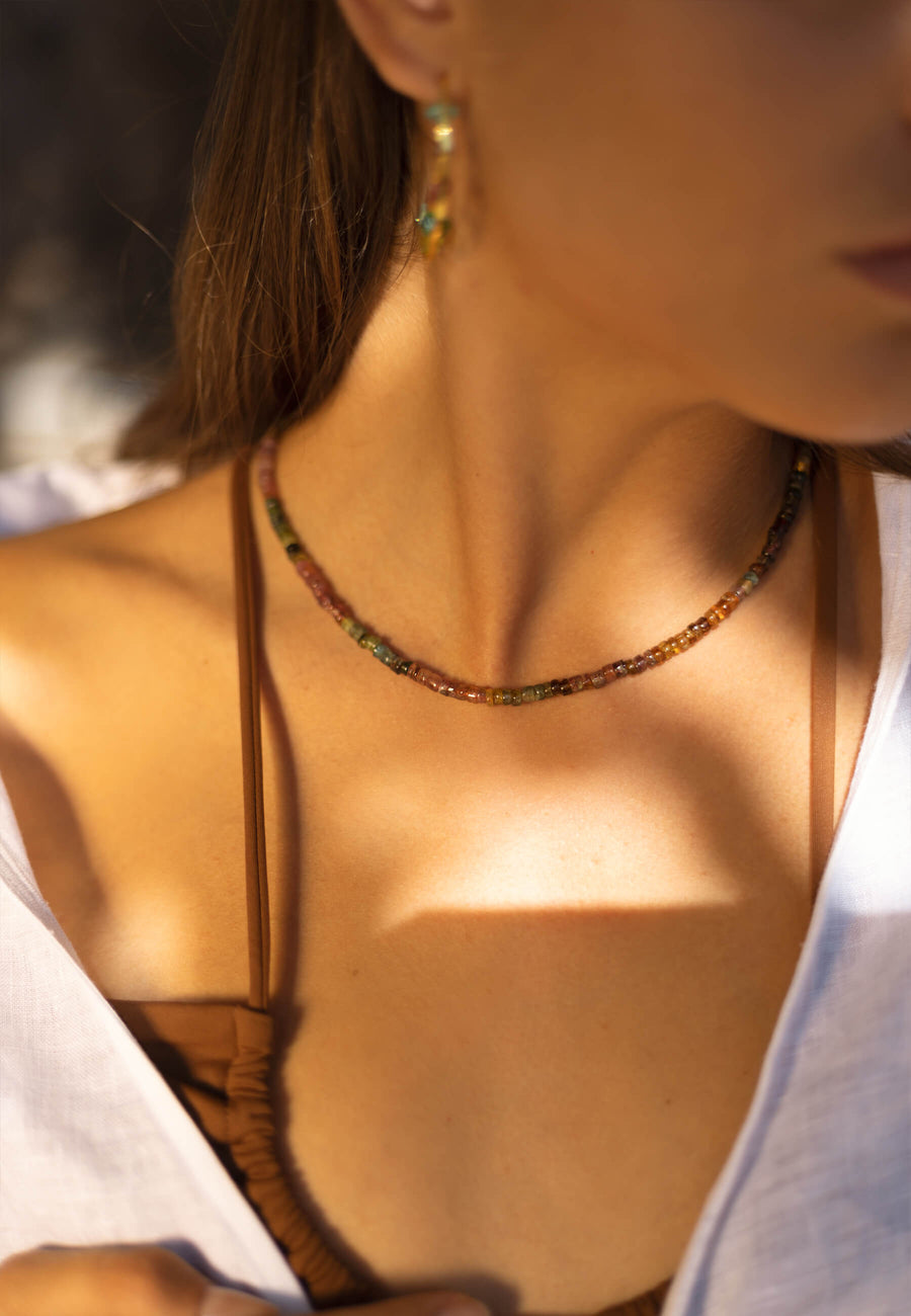 Detalle de collar de turmalinas de colores hecho con bolitas