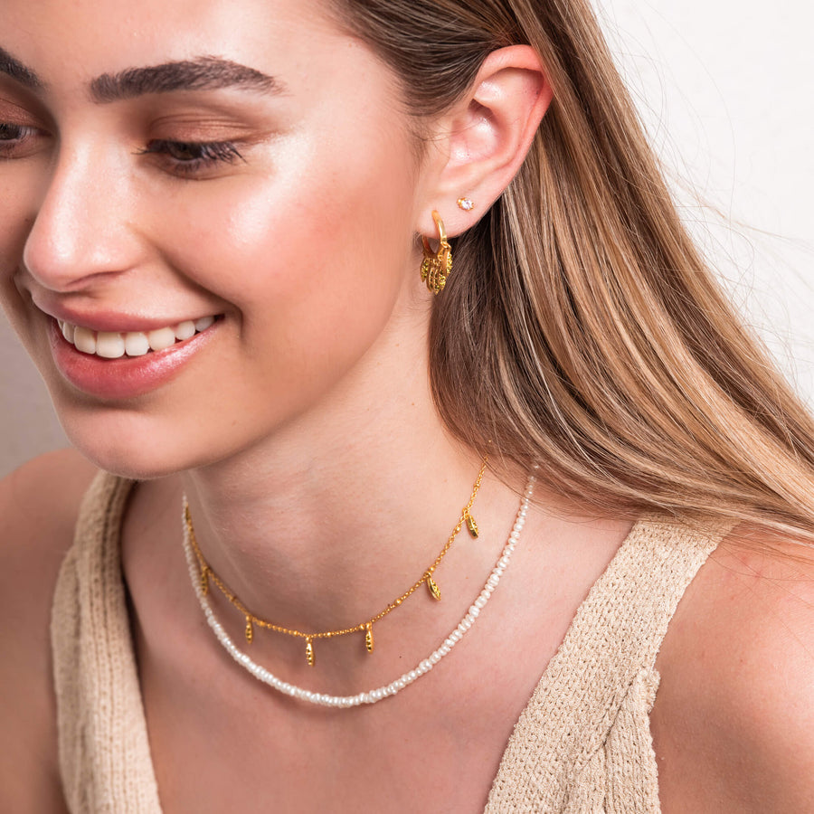 Pendientes de aro dorados combinados con colgante Lombok