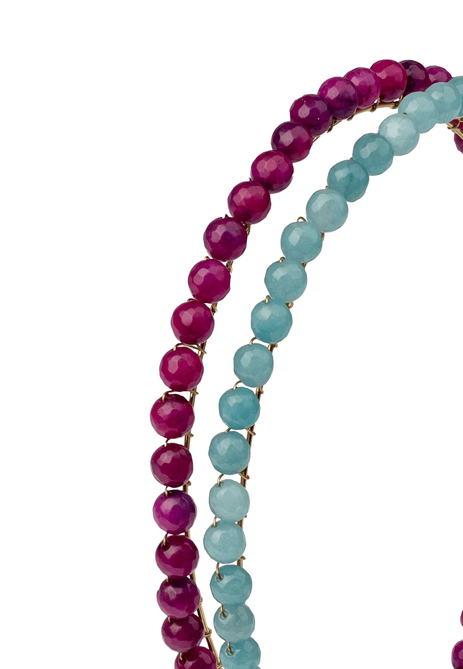 Detalle de las piedras de la diadema de piedras en aguamarina y fucsia