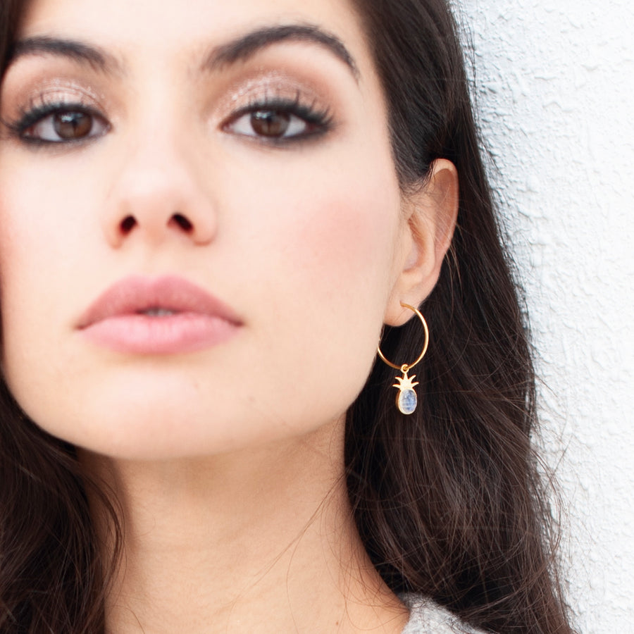 Modelo luciendo Aros Eclectic Big intercambiables