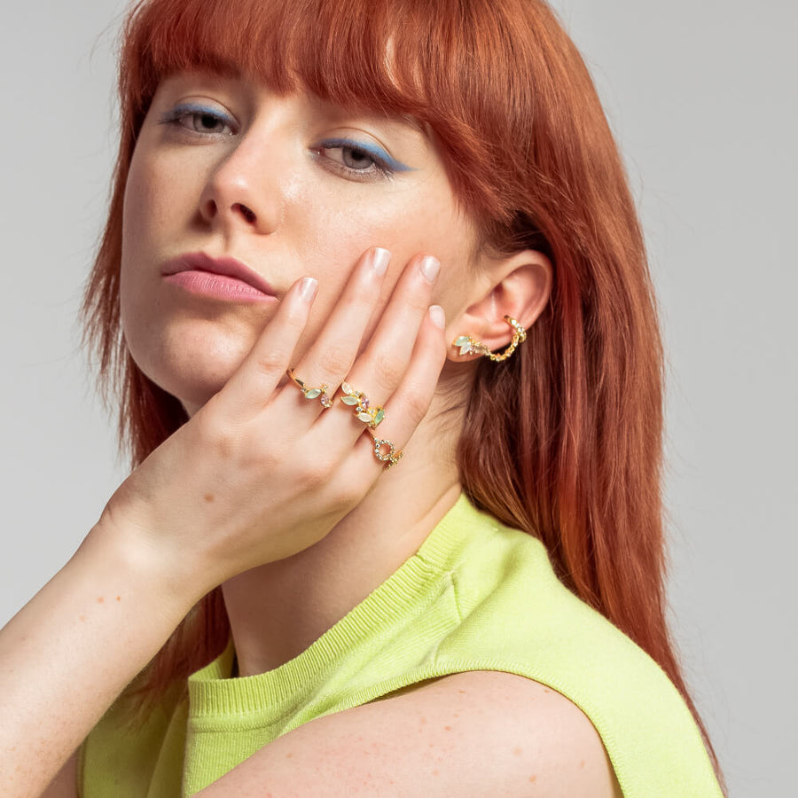 Modelo combinando distintas joyas doradas de la colección nelumbo