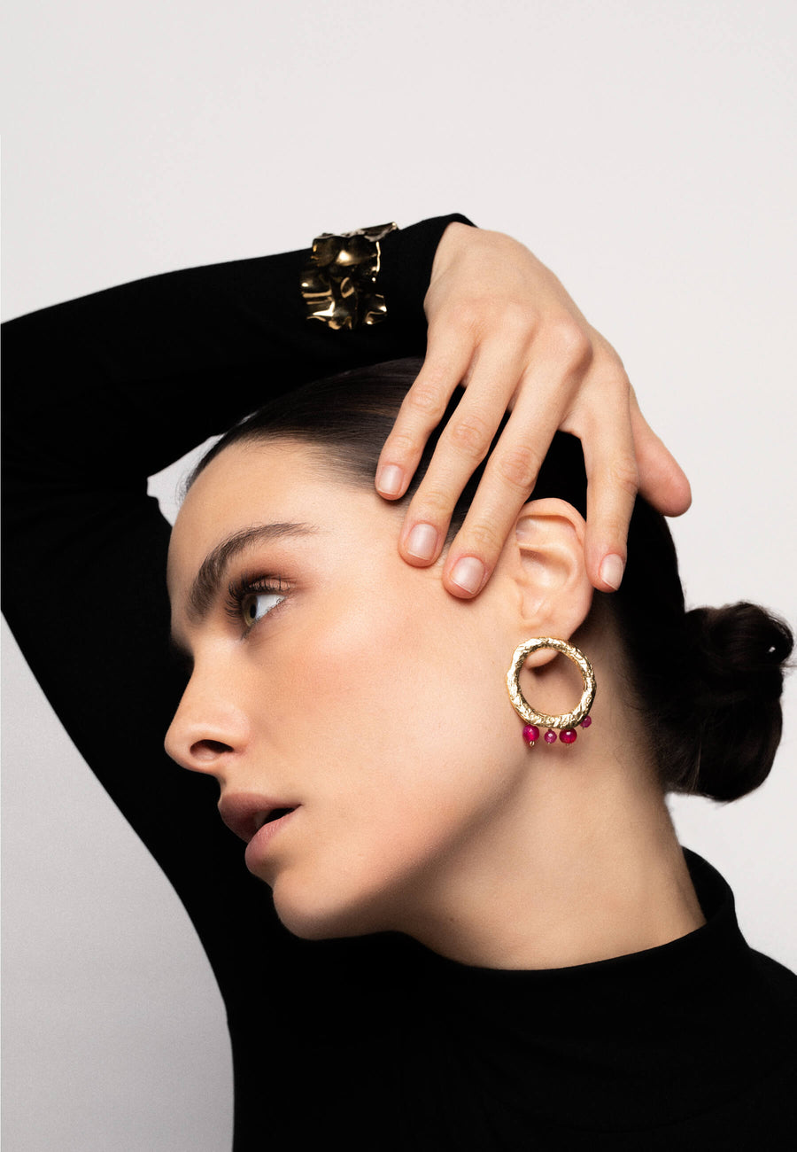 Pendientes Adara fucsia con textura de la colección Auria de Lavani