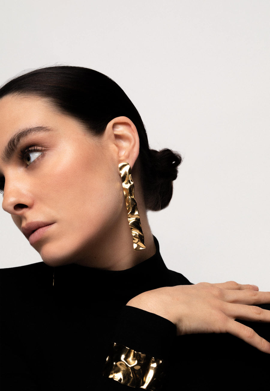 Pendientes largos con textura dorados artesanales de la Colección Auria de Lavani