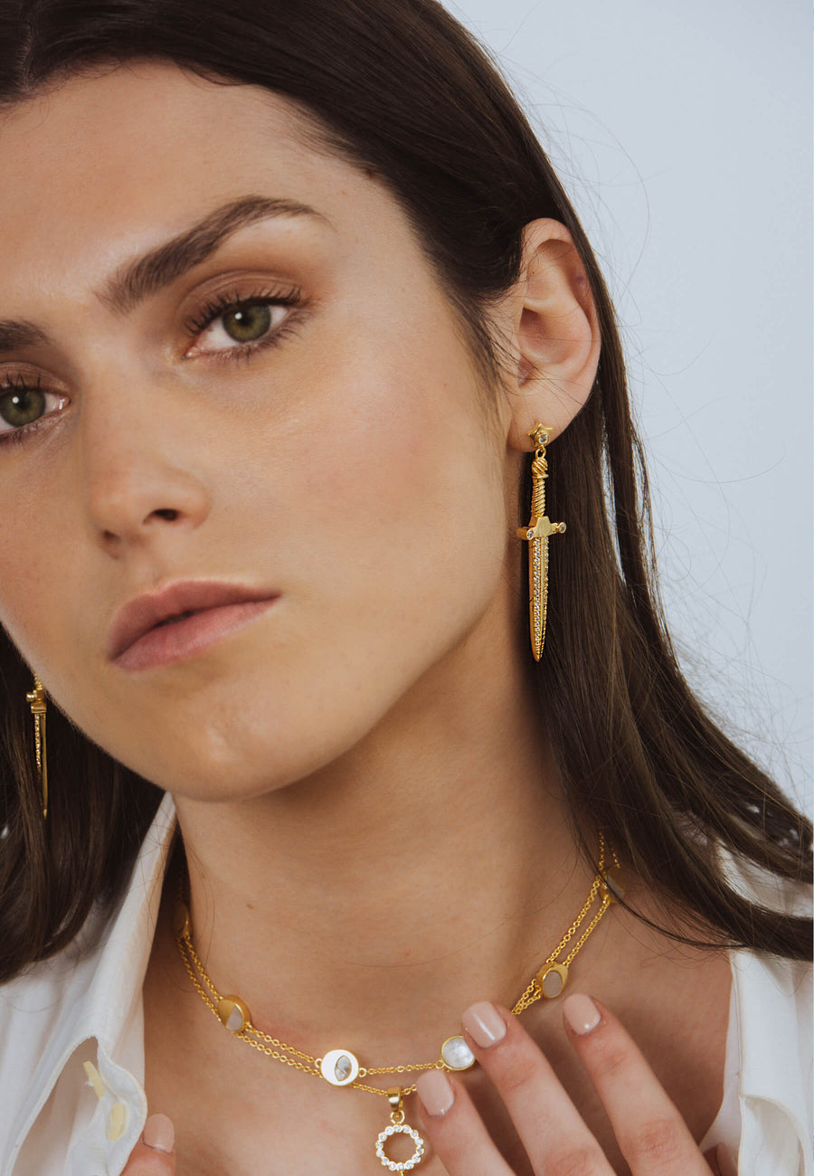 pendientes espadas bañados en oro de 18 quilates de diseño lavani jewels
