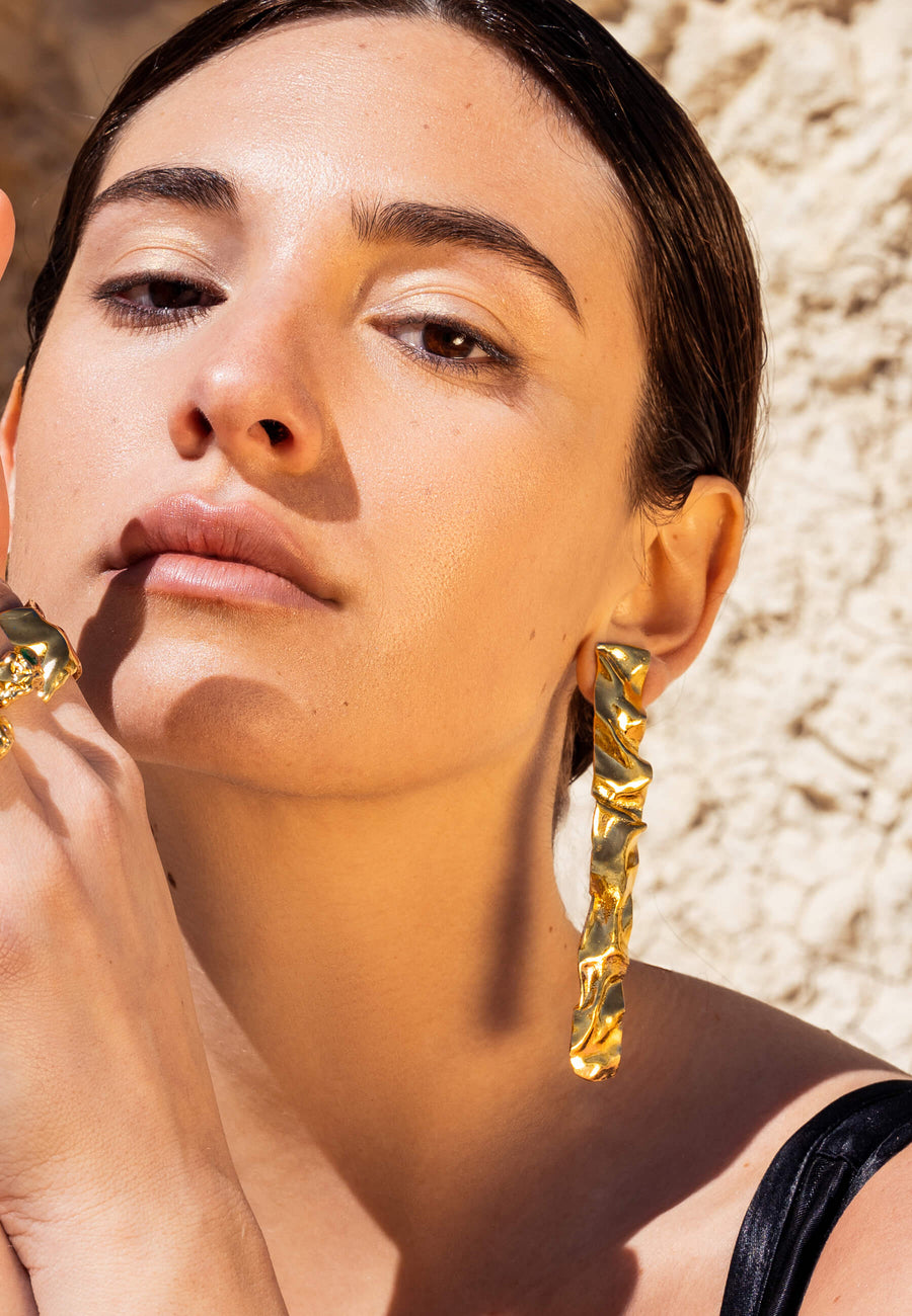 Pendientes largos dorados de diseño artesanal de LAVANI Jewels