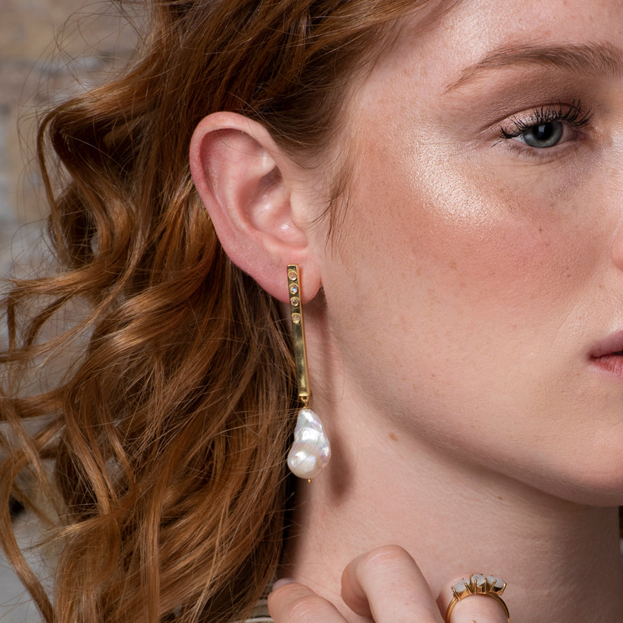 Modelo con Pendientes Lombok puestos