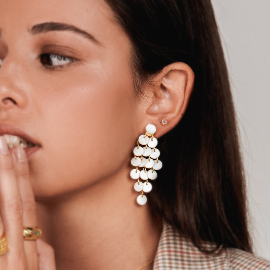 Modelo luciendo Pendientes grandes Maldives Blanco