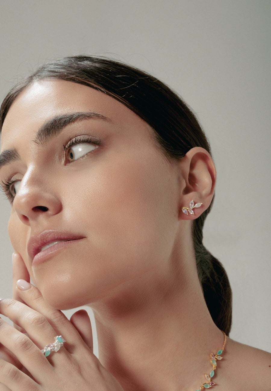 Pendientes trepadores con piedraluna en forma de hojas