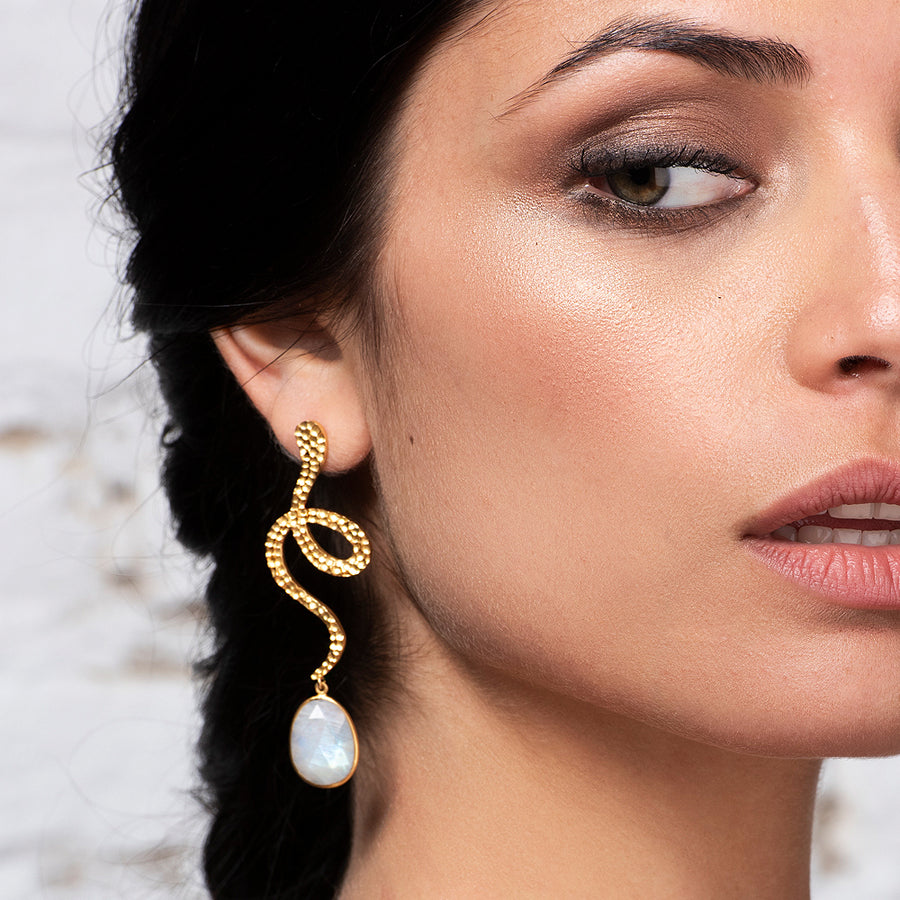 Modelo luciendo nuestros Pendientes Thar Blanco