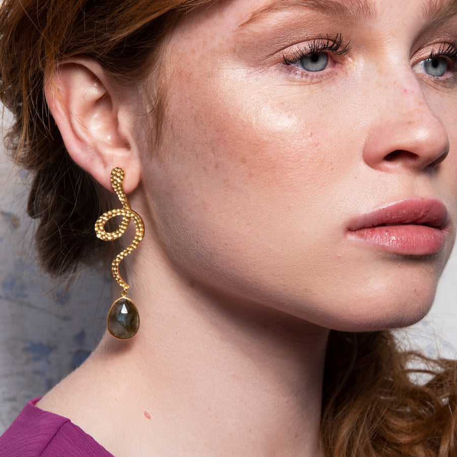 Modelo con nuestros Pendientes Thar Gris