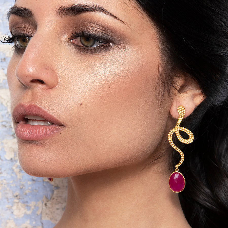 Modelo luciendo nuestros Pendientes Thar Rubi