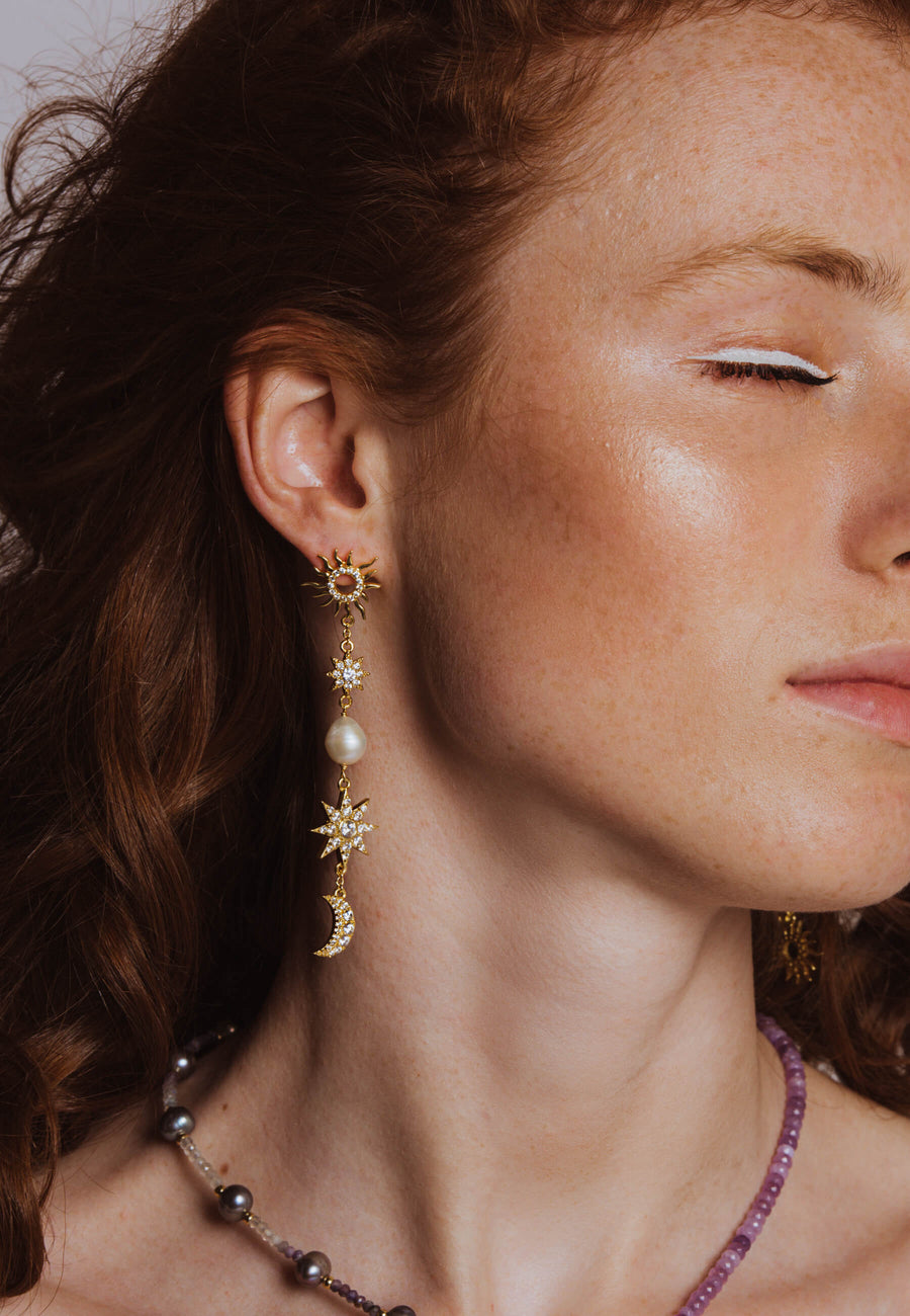 pendientes de luna y estrellas largos y dorados con circonitas y perlas de diseño lavani