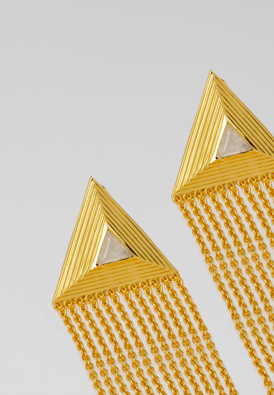 Zoom de pendientes triángulo bañados en oro