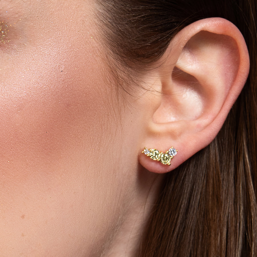 Chica con piercing minimalista formado por piedras naturales.