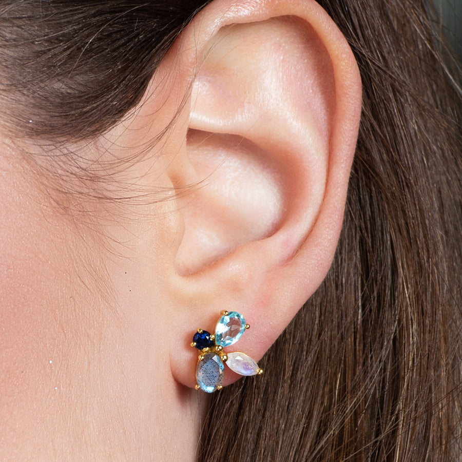 Pendientes sencillos para chica bañados en oro y formados por 4 piedras.