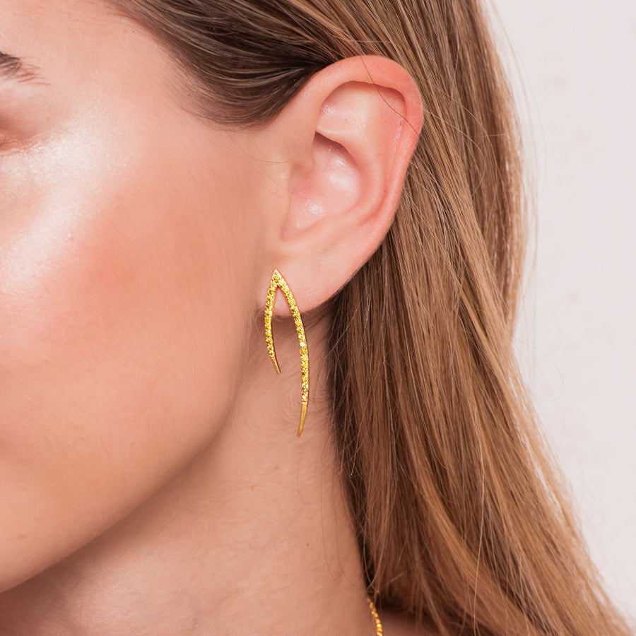 Pendientes fez puestos vistos desde cerca con piedras verdes