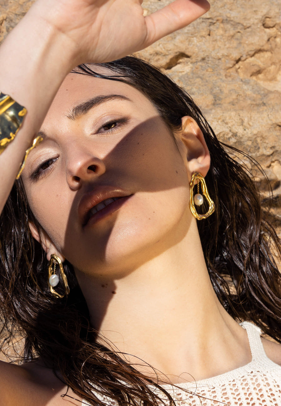 Pendientes de perlas dorados con perla blanca natural colgante en forma de lágrima