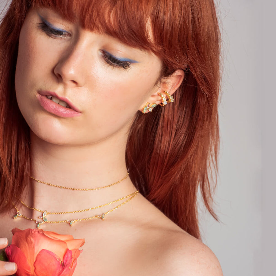 Modelo combinando los Pendientes Climbers trepadores padma con earcuff dorado