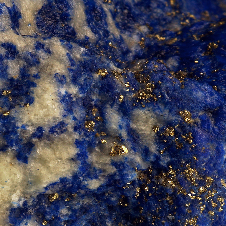 Detalle de la piedra lapislazuli del anillo, con sus incrustaciones doradas.