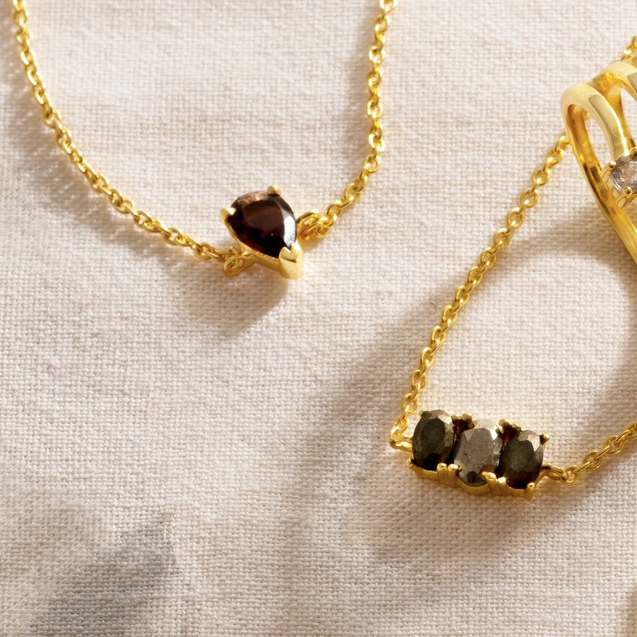 Pulseras minimalistas oscuras bañadas en oro