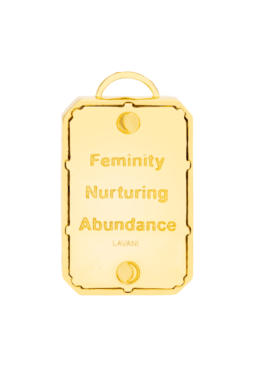 reverso de charm de carta del tarot la emperatriz con las palabras feminity nurturing y abundance grabadas junto a lunas y el logo de lavani jewels