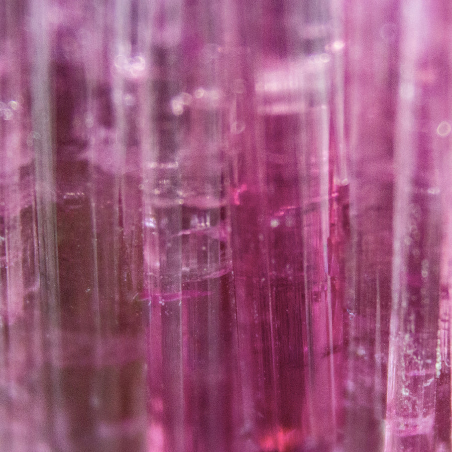 Textura de piedra turmalina fucsia de pendientes cascada