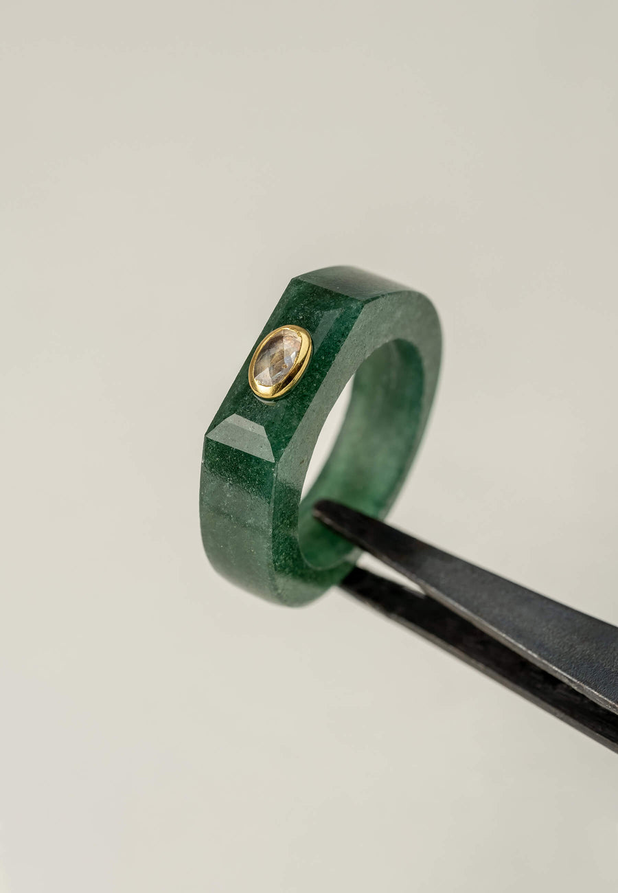 Detalle de anillo de Aventurina verde