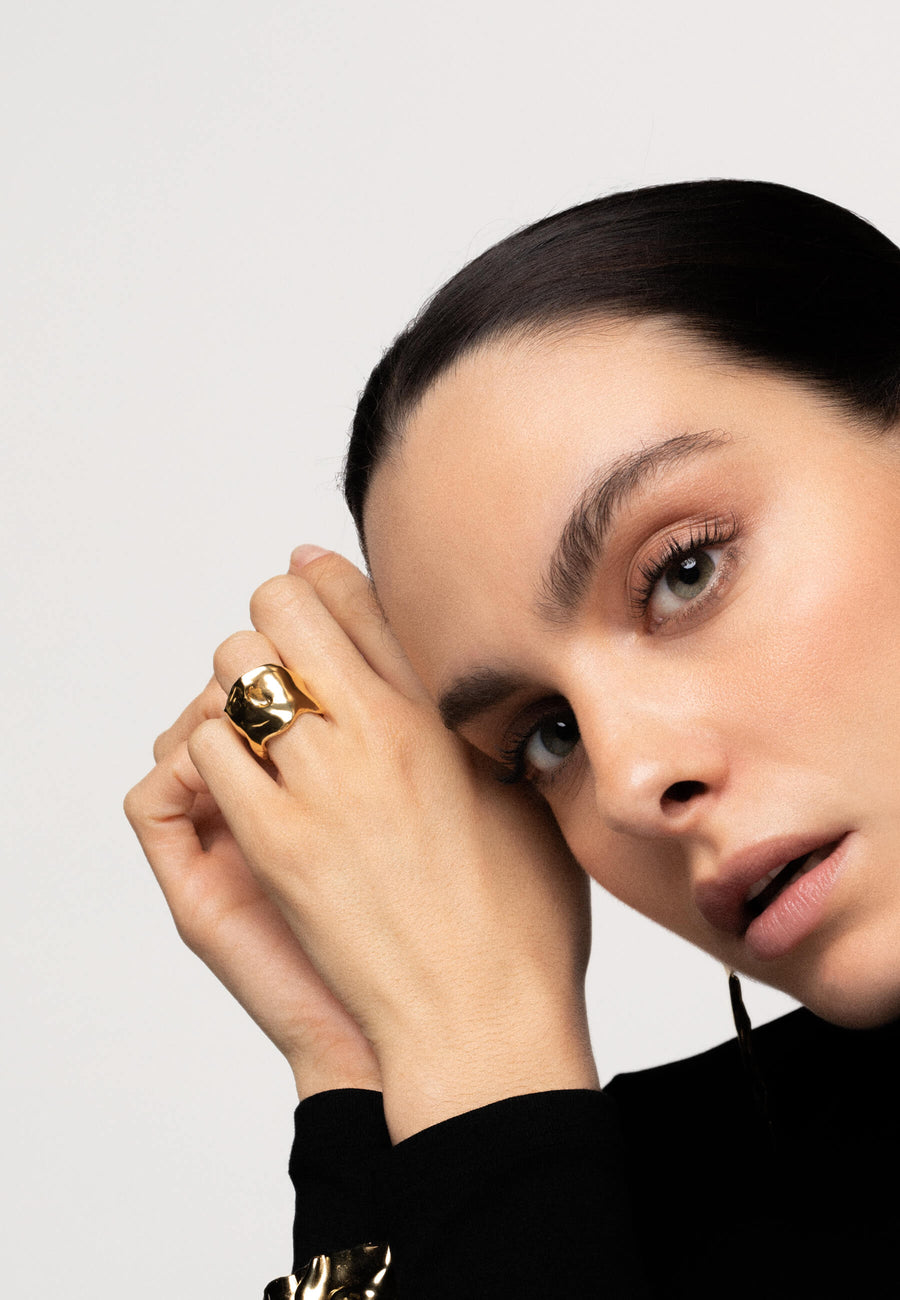Anillo Clemence dorado ancho con textura de LAVANI