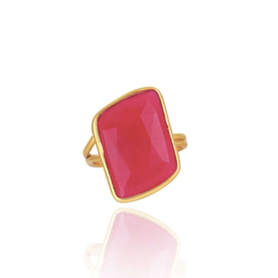 Anillo con piedra natural fucsia y bañado en oro