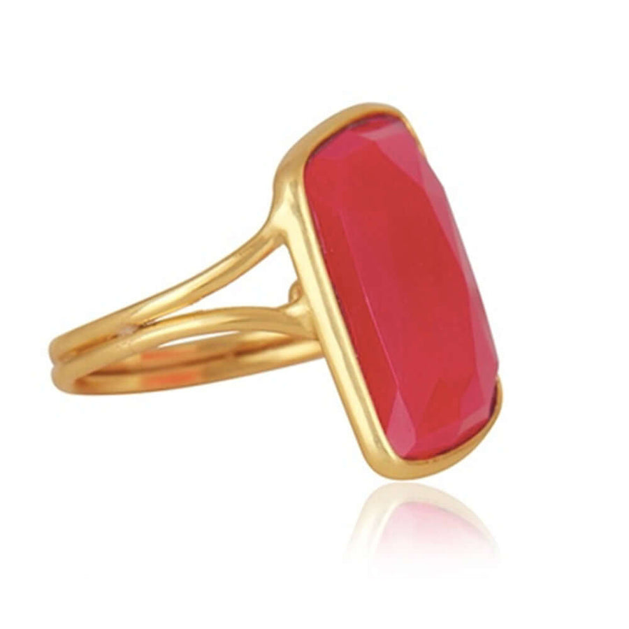 Parte lateral del anillo Stardust con piedra natural fucsia bañado en oro