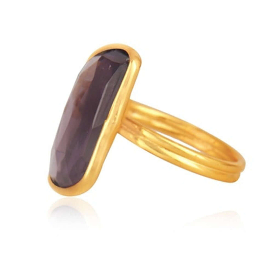Anillo de perfil en el que se aprecia el baño de oro de 24 quilates