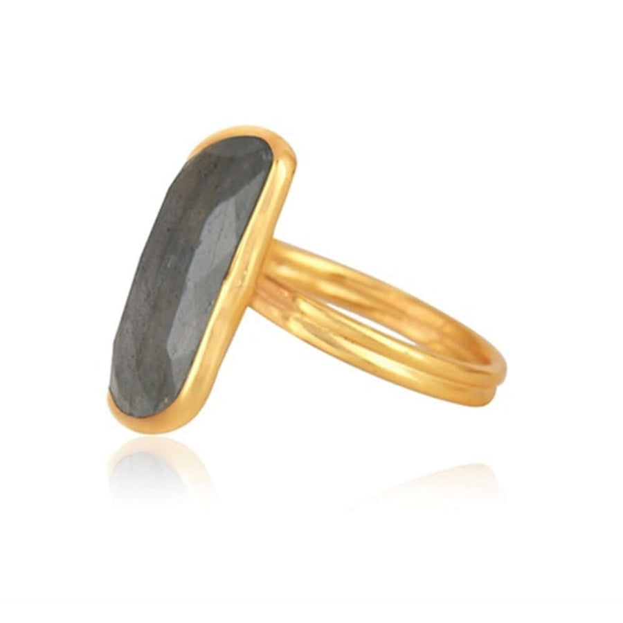 Parte lateral de anillo bañado en oro de 24 quilates con piedra semipreciosa gris